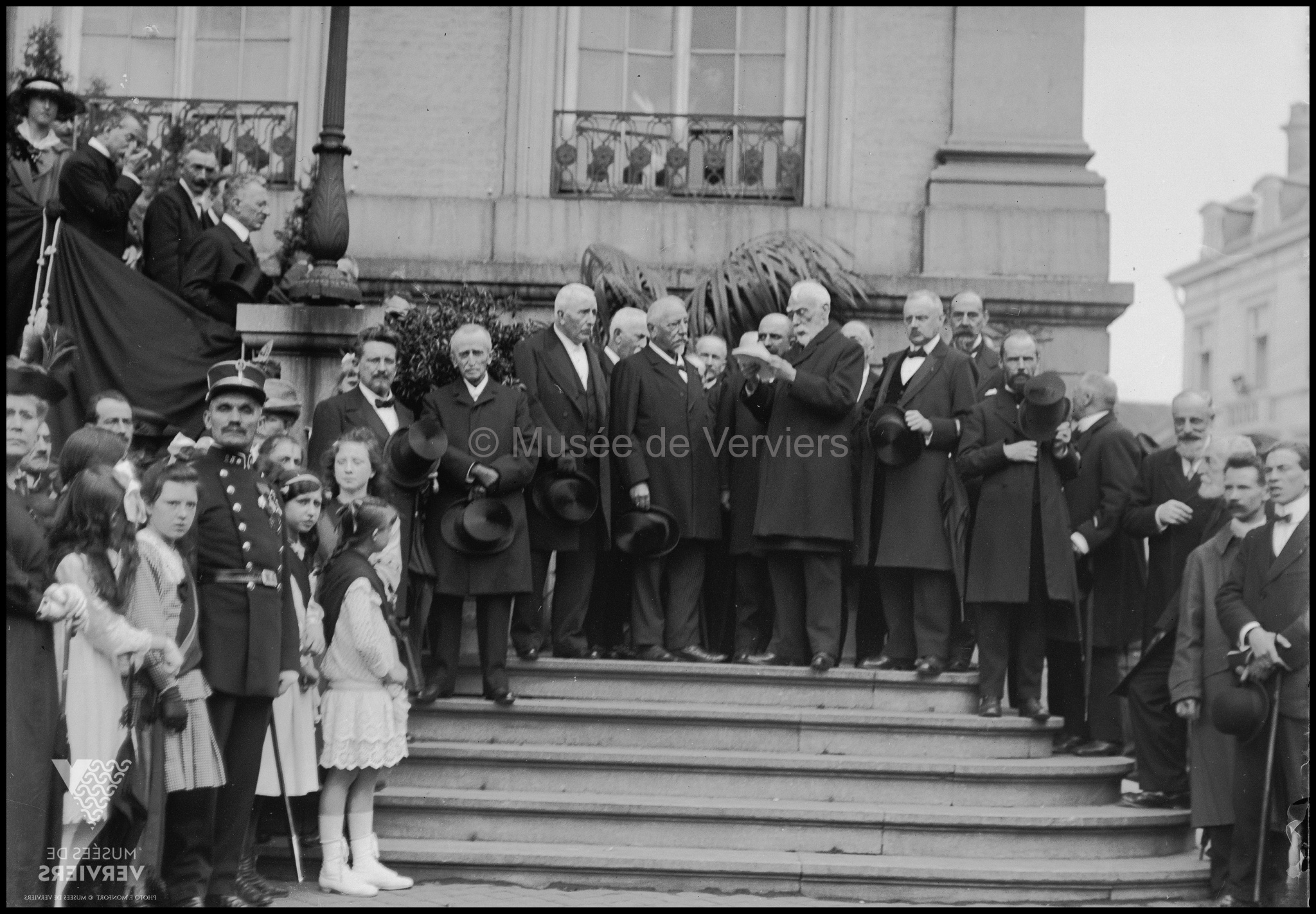 Hommage aux fusillés de la guerre 14-18 : discours du bourgmestre Eugène Mullendorff sur le parvis de l'hôtel de ville