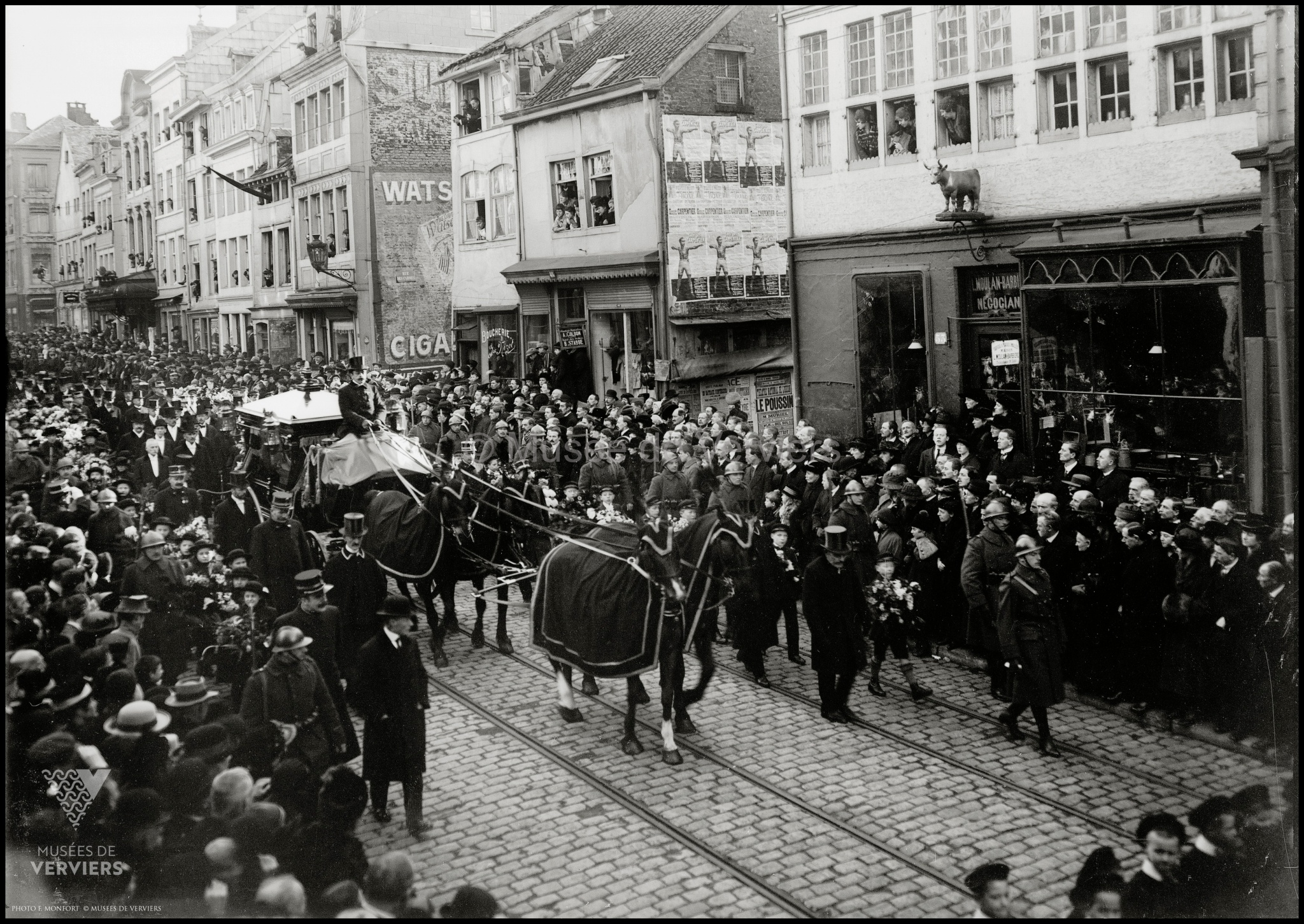 Enterrement du bourgmestre Eugène Mullendorff. Cortège funèbre en Crapaurue devant la maison Moulan