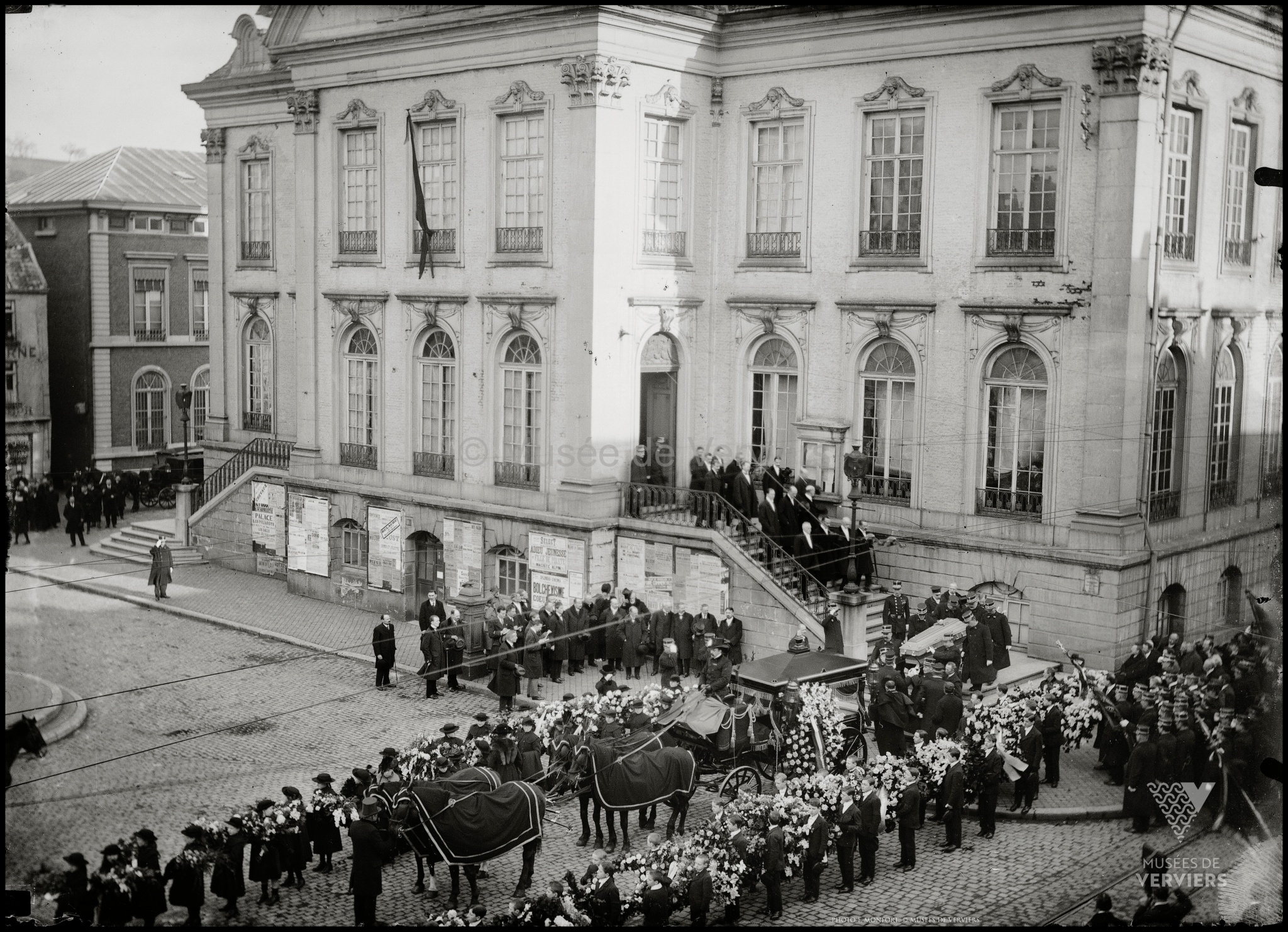 Enterrement du bourgmestre Eugène Mullendorff. Le cortège funèbre va quitter l'hôtel de ville