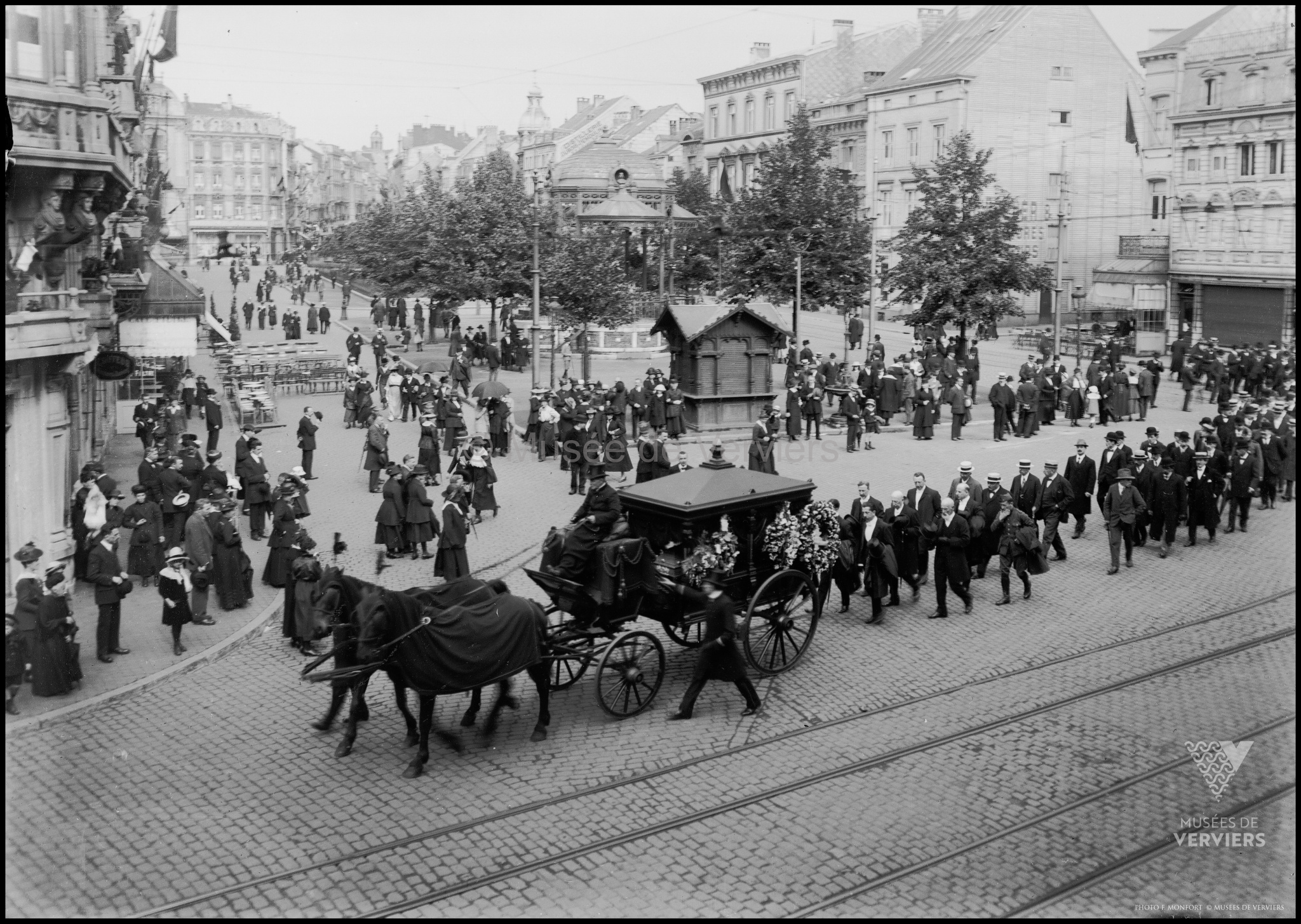 Un cortège funèbre place Verte.
