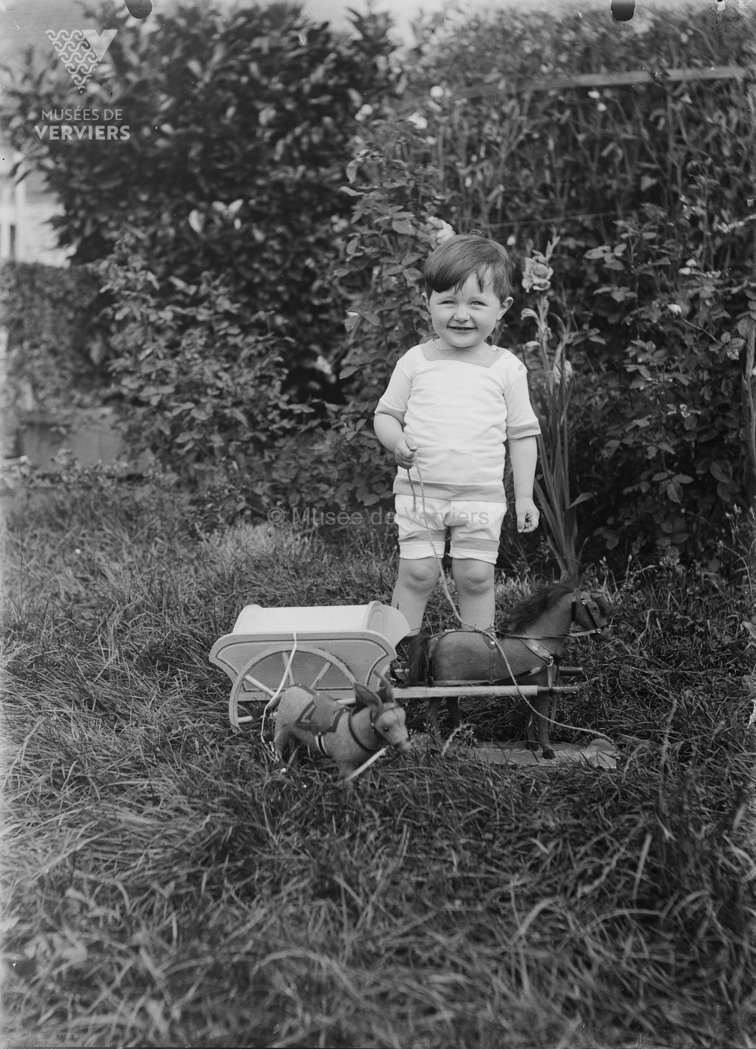 Franz Monfort junior joue dans le jardin de la propriété Monfort-Baudon rue du Tombeux à Stembert