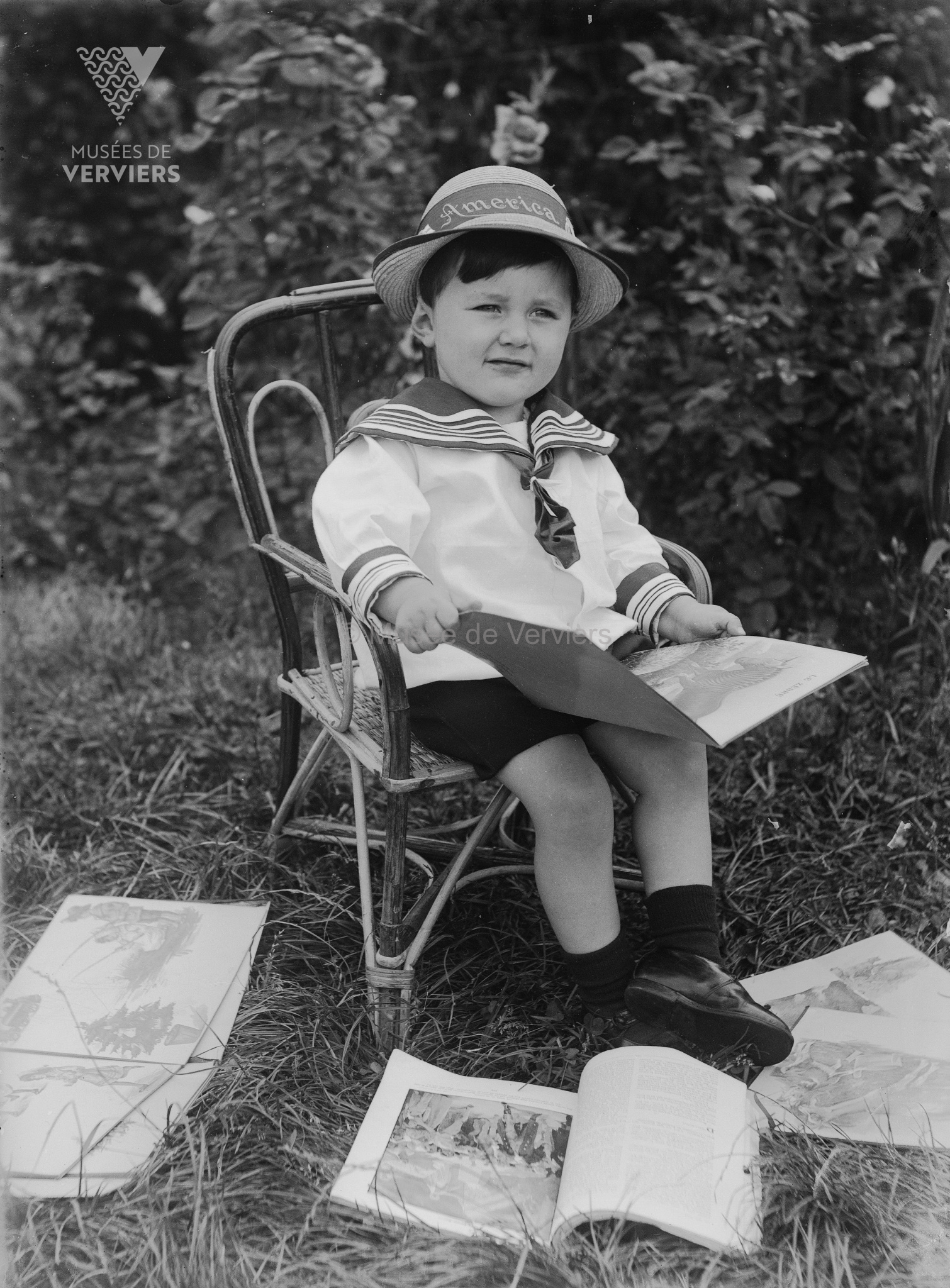 Franz Monfort junior lit dans le jardin de la propriété Monfort-Baudon rue du Tombeux à Stembert