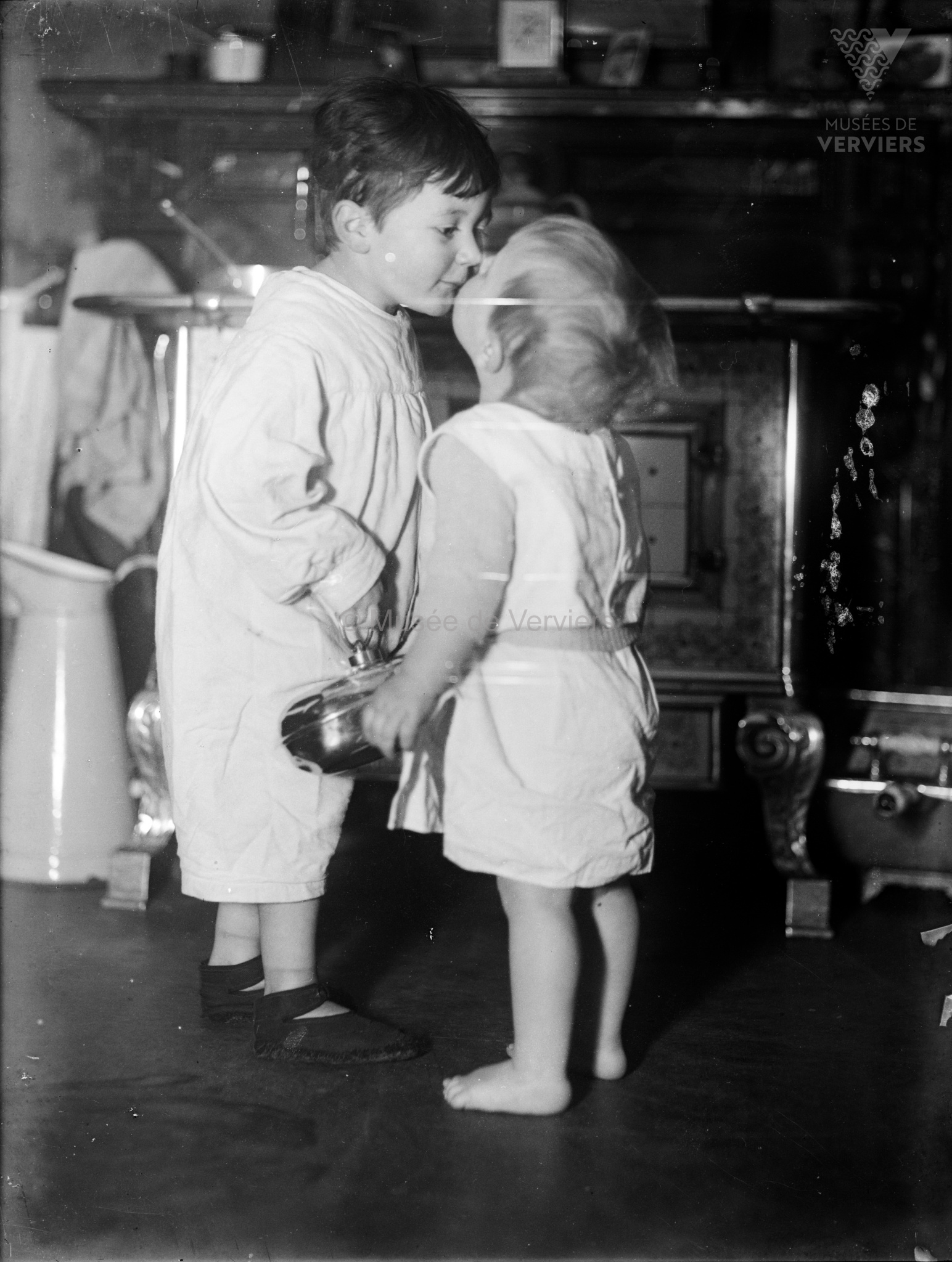 René et Franz Monfort junior dans la cuisine