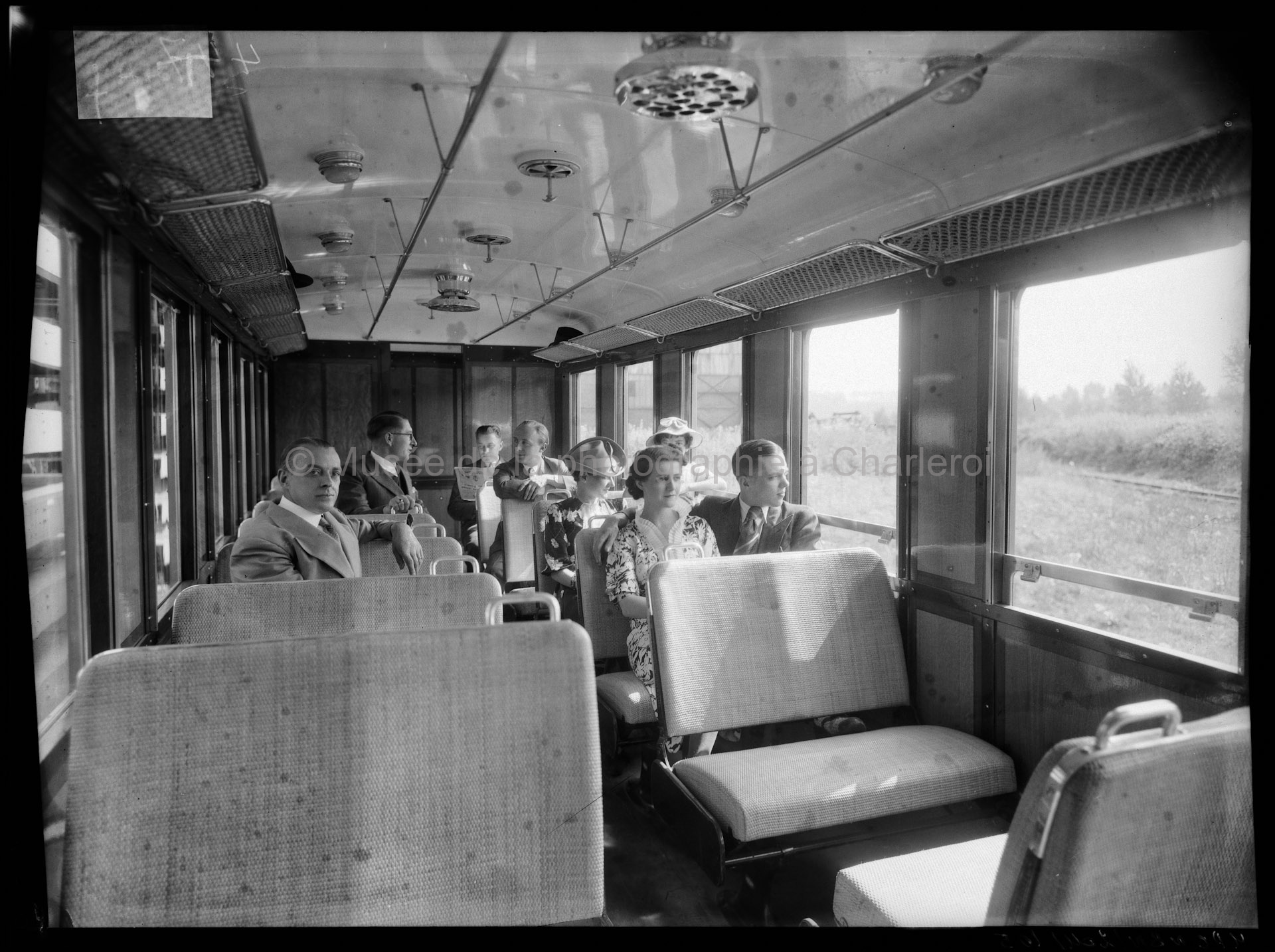 Voyageurs dans un train de type "voiture coach"