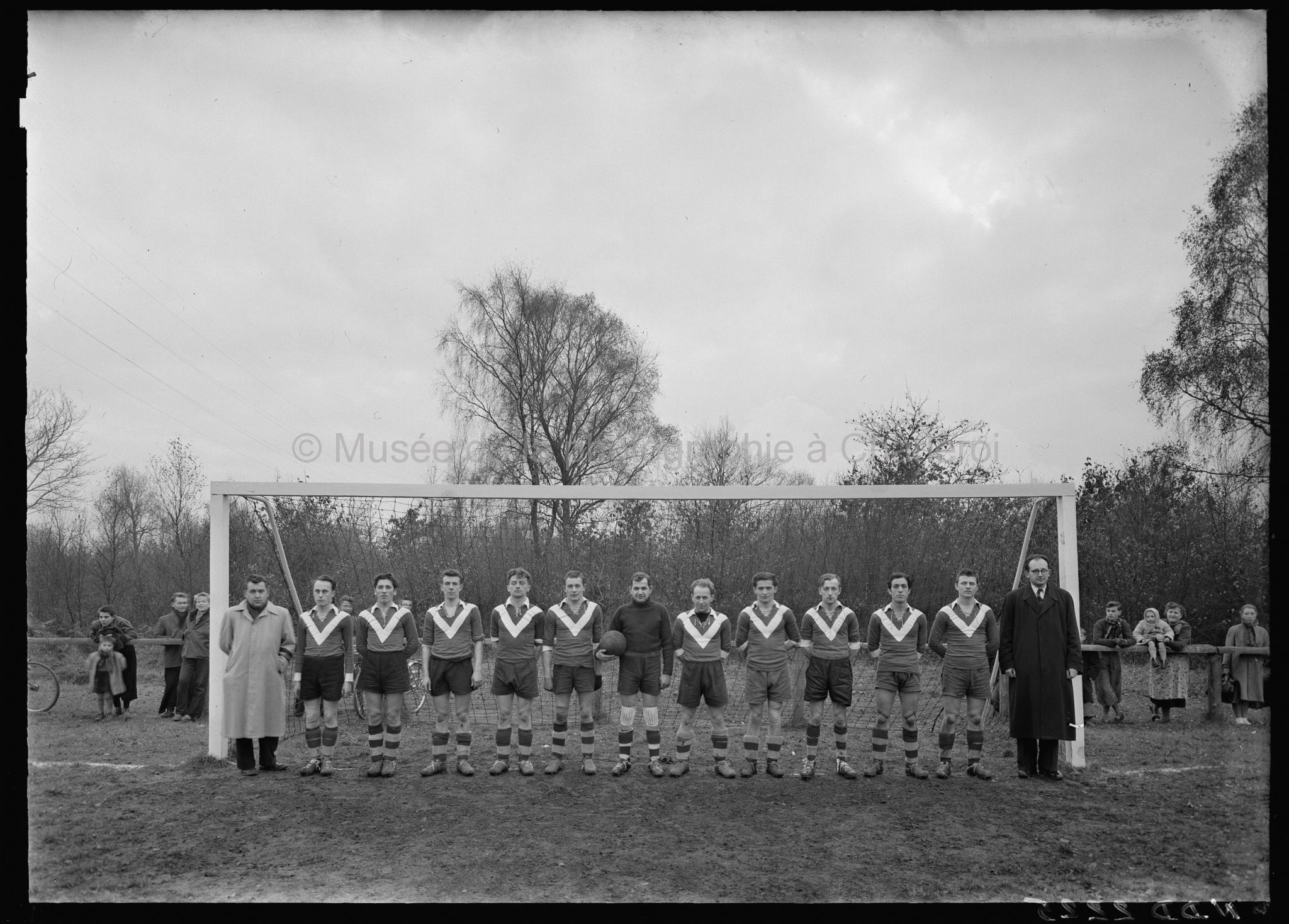 Portrait d'une équipe de football, sans doute des ouvriers des Charbonnages de Monceau-Fontaine