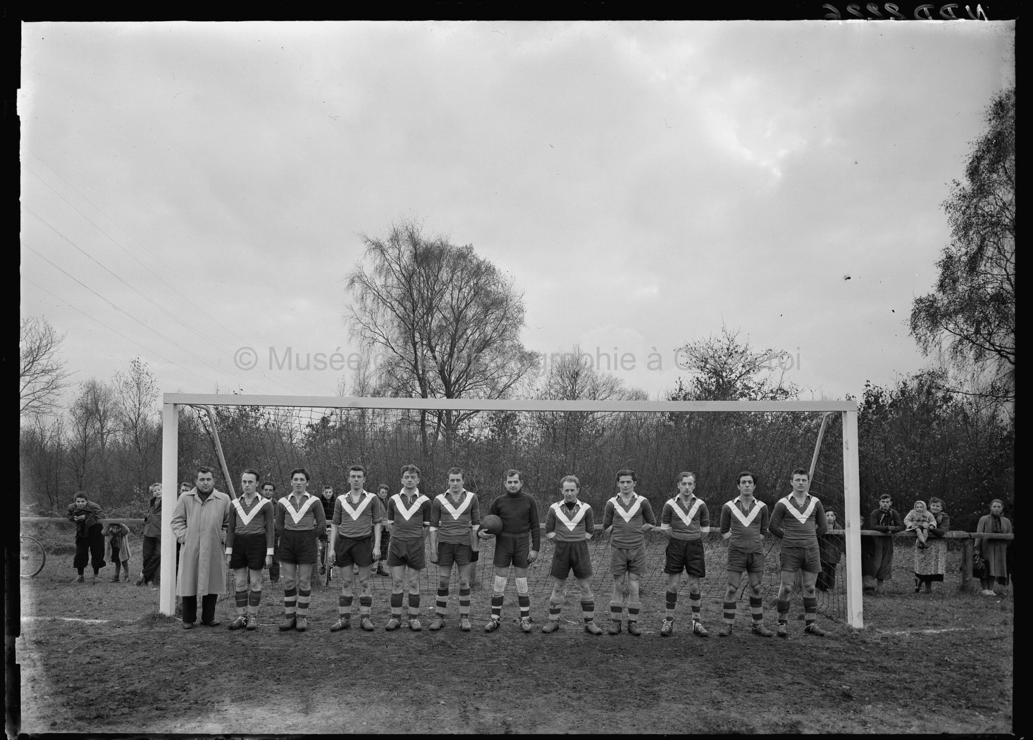 Portrait d'une équipe de football, sans doute des ouvriers des Charbonnages de Monceau-Fontaine