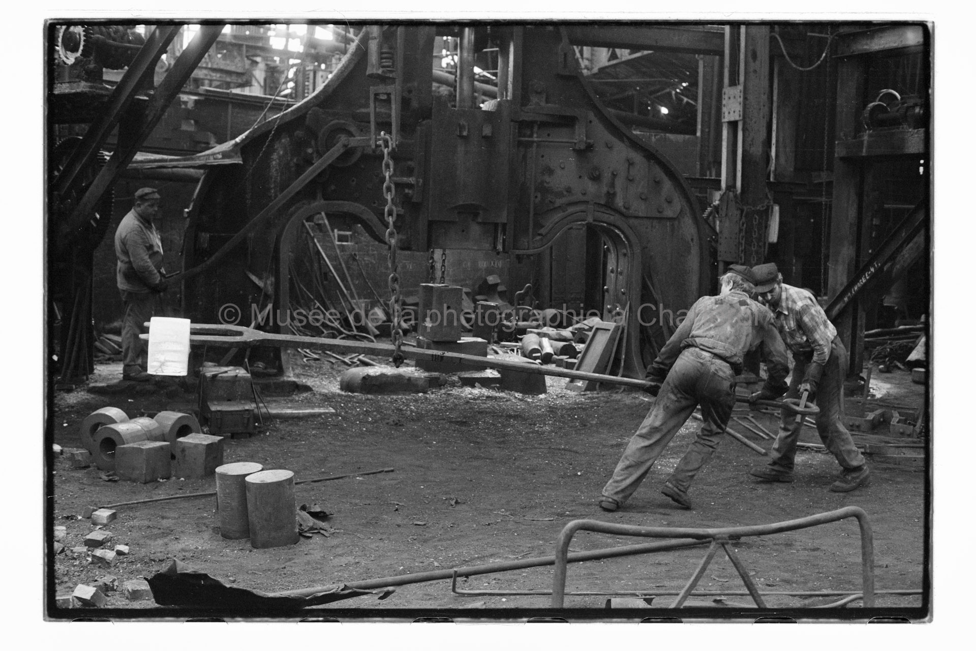 Ouvriers au travail dans un atelier des Forges