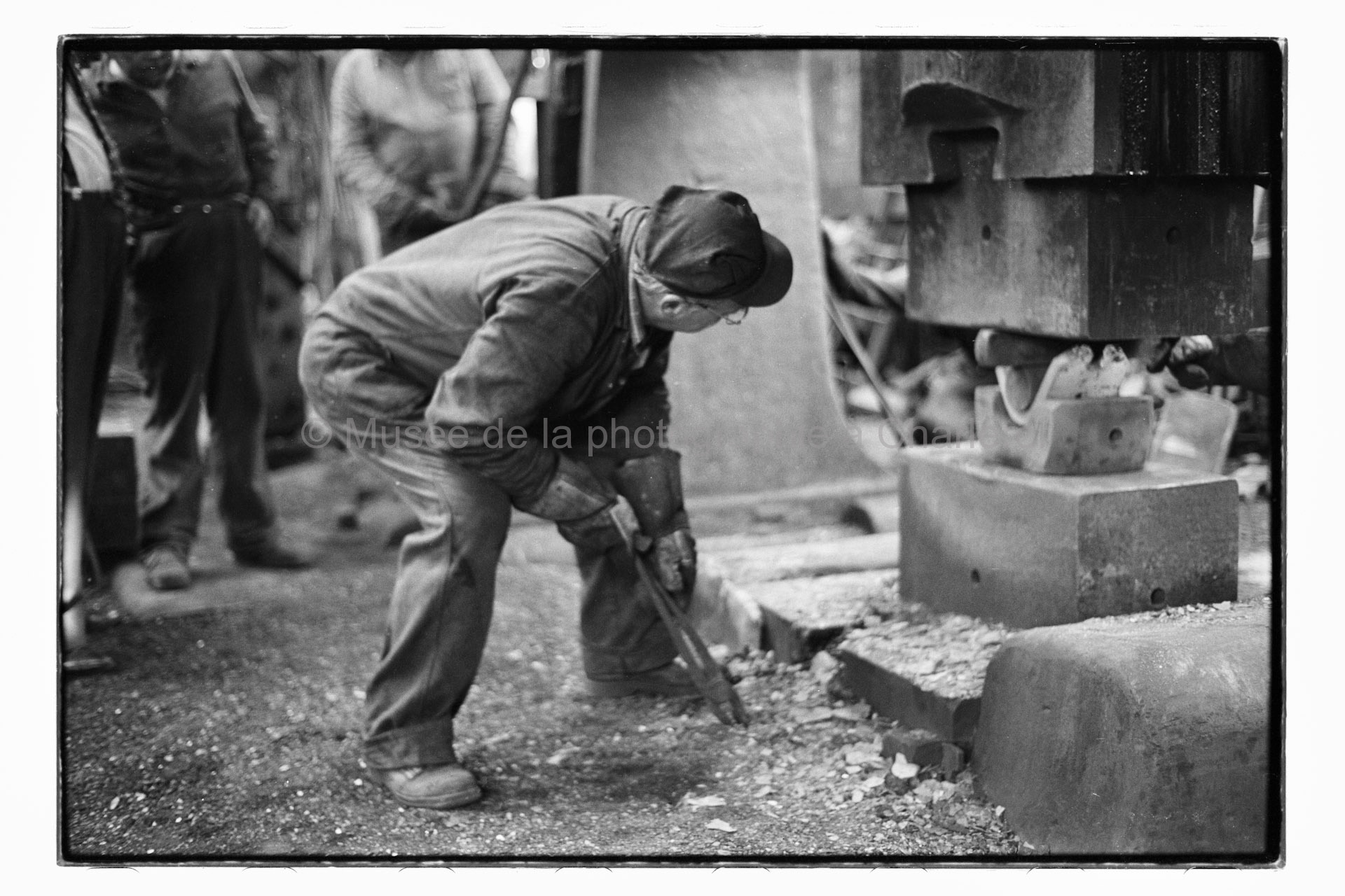 Ouvrier travaillant sur l'usinage d'une pièce métallique