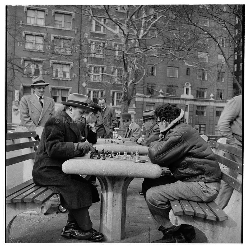 Hommes jouant aux échecs et aux dames dans la rue