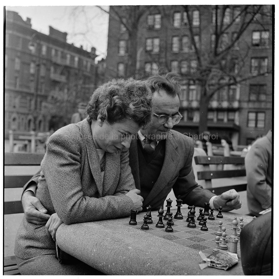 Couple jouant aux échecs dans la rue